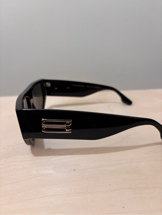 Women\'s Victoria Beckham Sunglasses in black with Silver Accent